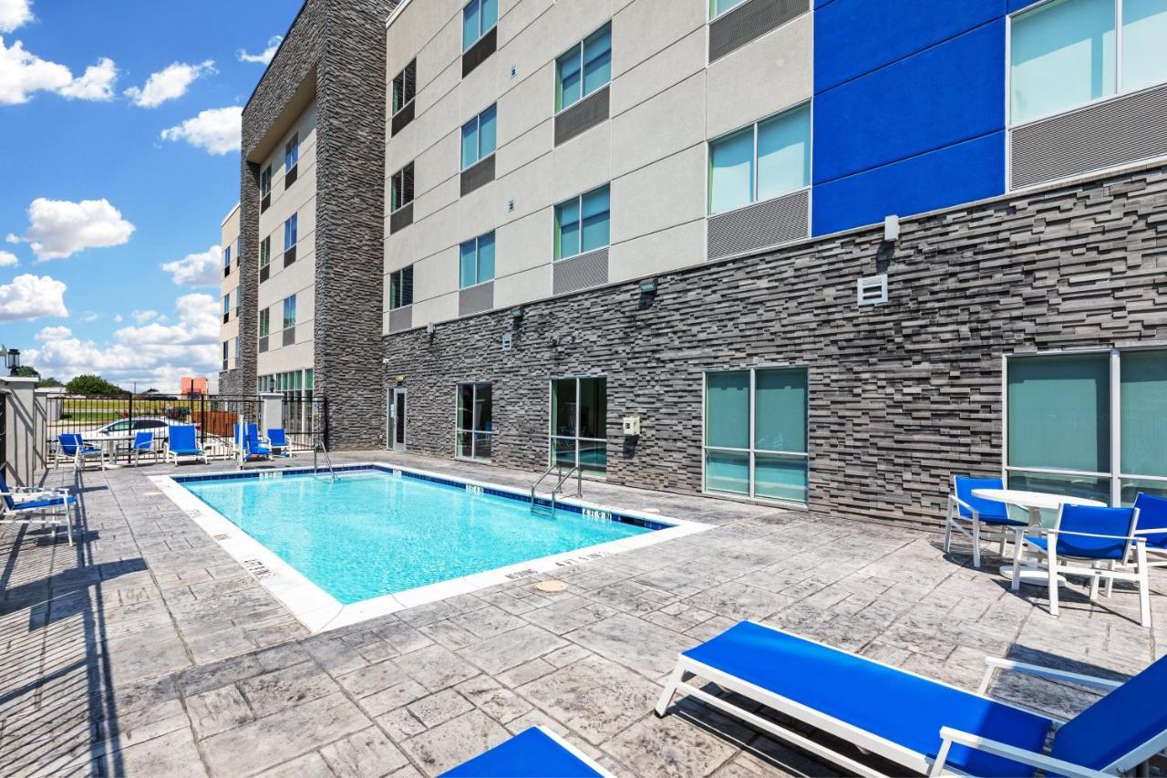 Holiday Inn Express & Suites - Denton - Sanger, An Ihg Hotel Exterior photo